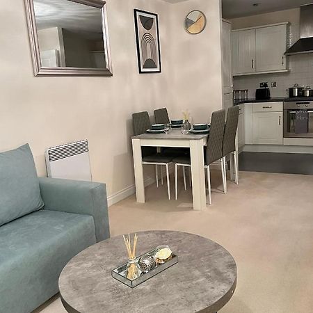 Stylish Luxe Apartment ฮาร์โลว์ ภายนอก รูปภาพ