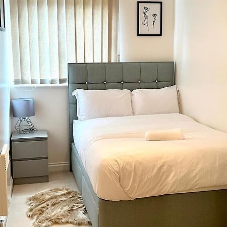 Stylish Luxe Apartment ฮาร์โลว์ ภายนอก รูปภาพ