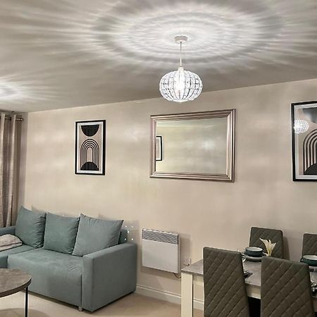 Stylish Luxe Apartment ฮาร์โลว์ ภายนอก รูปภาพ