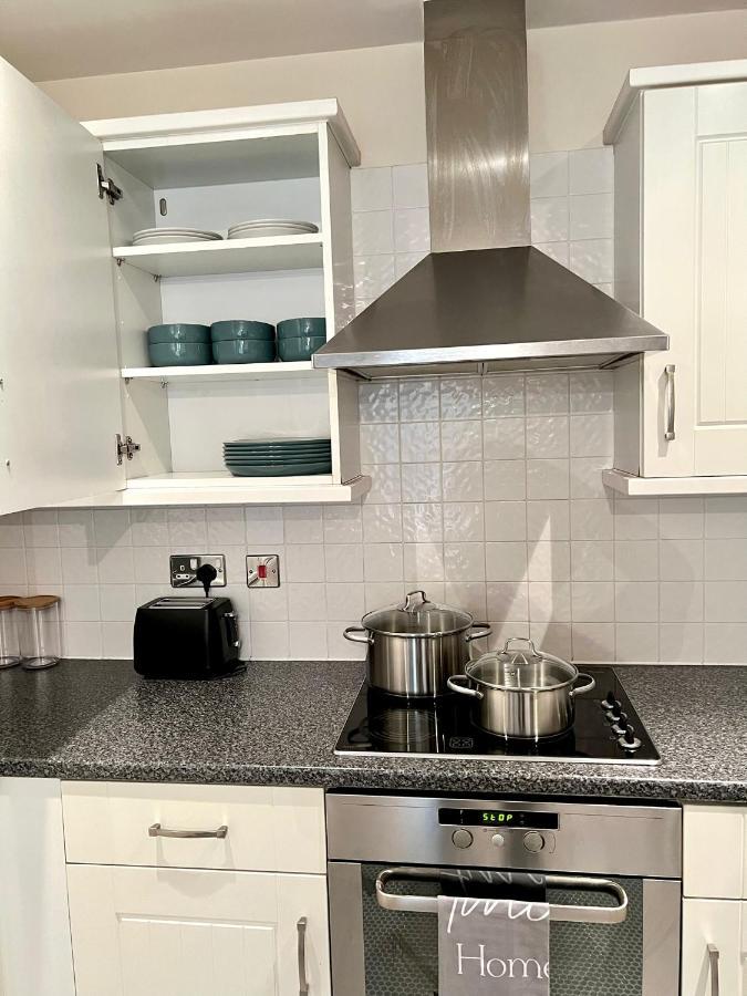 Stylish Luxe Apartment ฮาร์โลว์ ภายนอก รูปภาพ