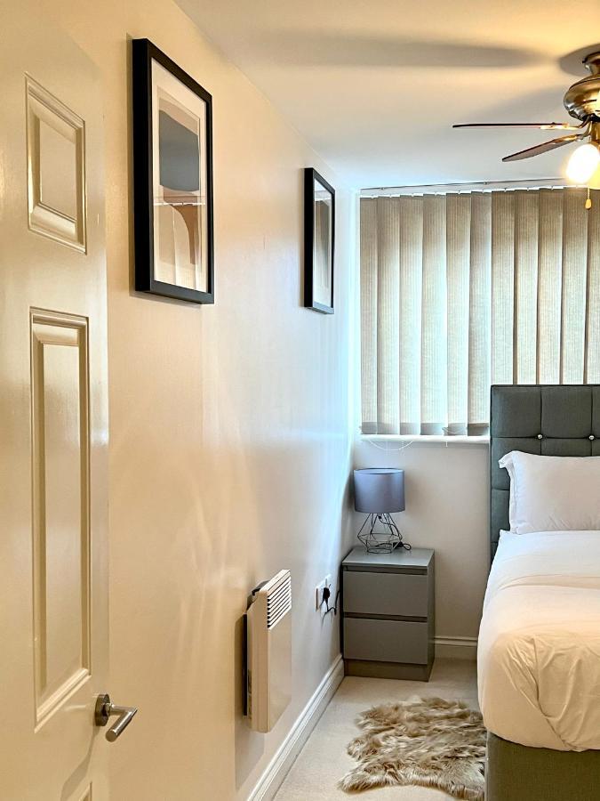Stylish Luxe Apartment ฮาร์โลว์ ภายนอก รูปภาพ