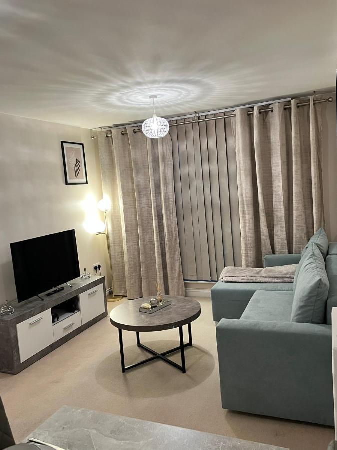 Stylish Luxe Apartment ฮาร์โลว์ ภายนอก รูปภาพ