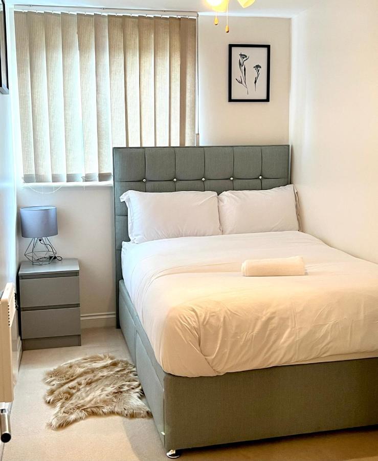 Stylish Luxe Apartment ฮาร์โลว์ ภายนอก รูปภาพ