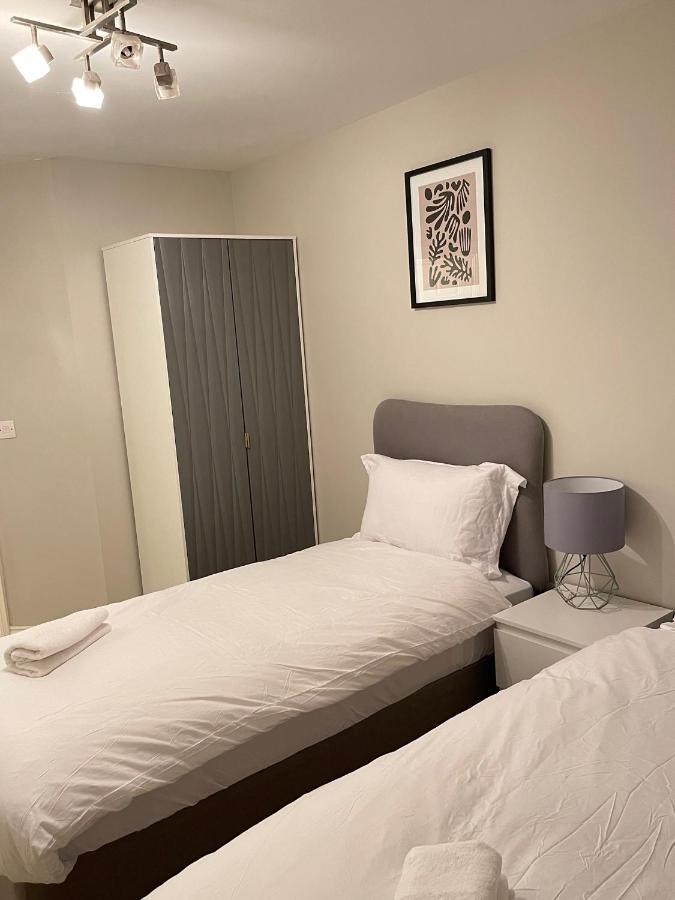Stylish Luxe Apartment ฮาร์โลว์ ภายนอก รูปภาพ