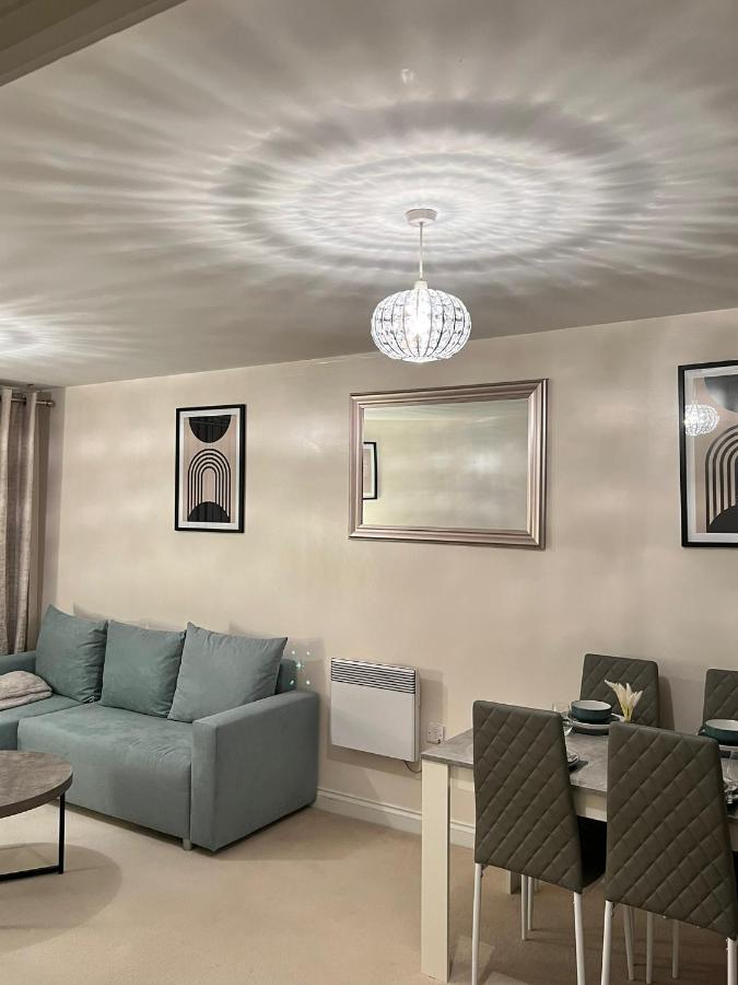 Stylish Luxe Apartment ฮาร์โลว์ ภายนอก รูปภาพ
