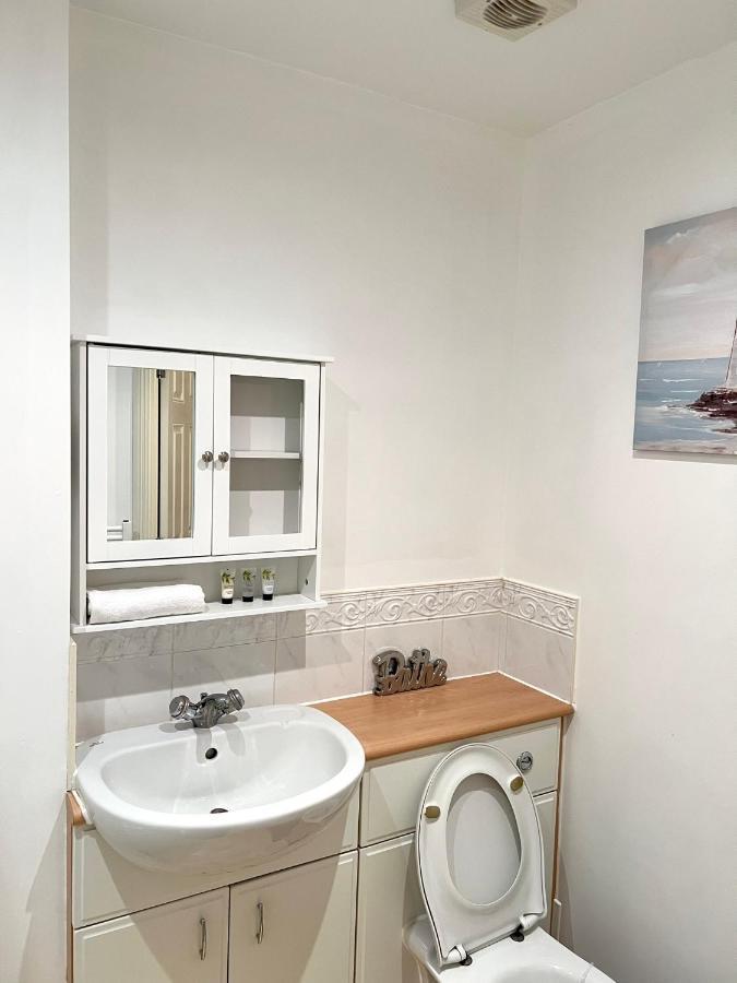 Stylish Luxe Apartment ฮาร์โลว์ ภายนอก รูปภาพ
