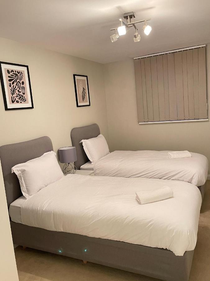 Stylish Luxe Apartment ฮาร์โลว์ ภายนอก รูปภาพ