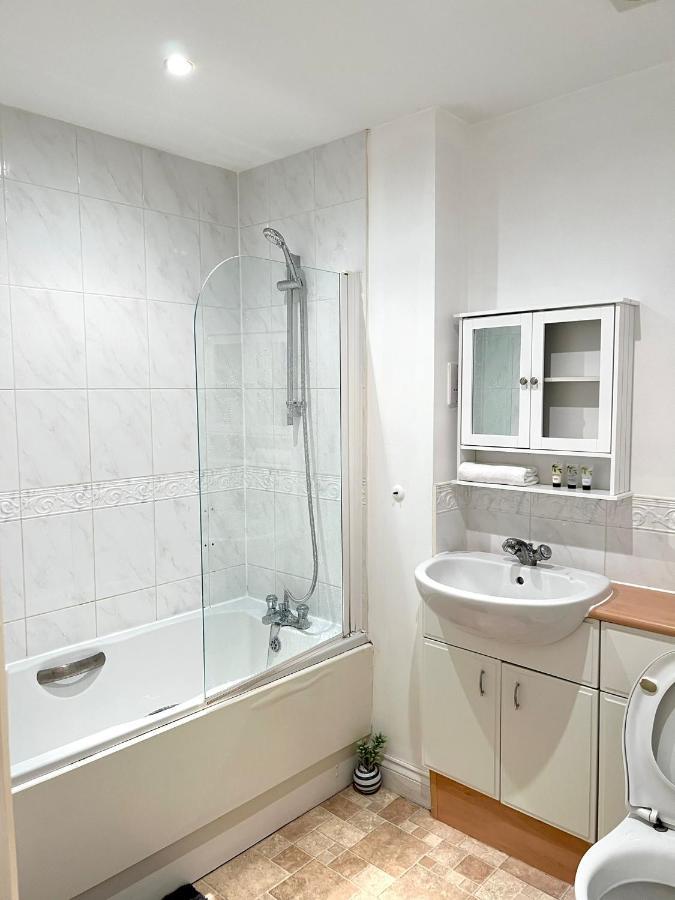 Stylish Luxe Apartment ฮาร์โลว์ ภายนอก รูปภาพ